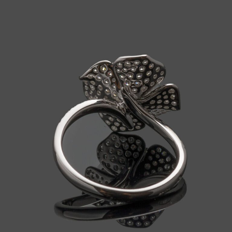 BAGUE "fleur" en or gris (750‰) pavé de diamants taille brillant. - Doigt: 53.…