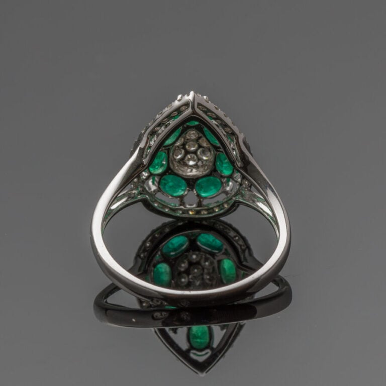 BAGUE "goutte" en or gris (750‰) serti de sept émeraudes ovales et diamants tai…