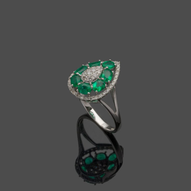 BAGUE "goutte" en or gris (750‰) serti de sept émeraudes ovales et diamants tai…