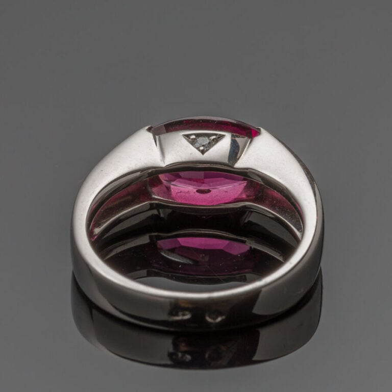 BAGUE jonc plat en or gris (750‰) serti d'un grenat rhodolite de forme "tonneau…