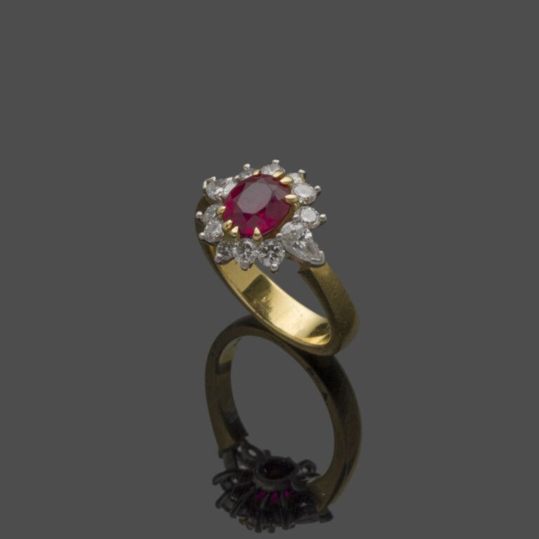 BAGUE "marguerite" en platine (800‰) et or jaune (750‰) serti d'un rubis pensan…
