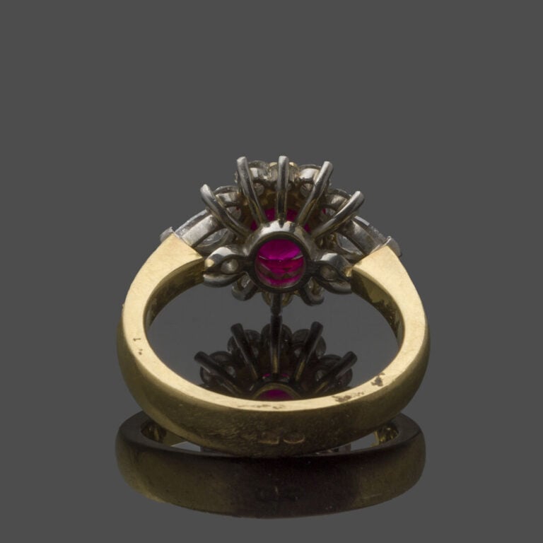 BAGUE "marguerite" en platine (800‰) et or jaune (750‰) serti d'un rubis pensan…