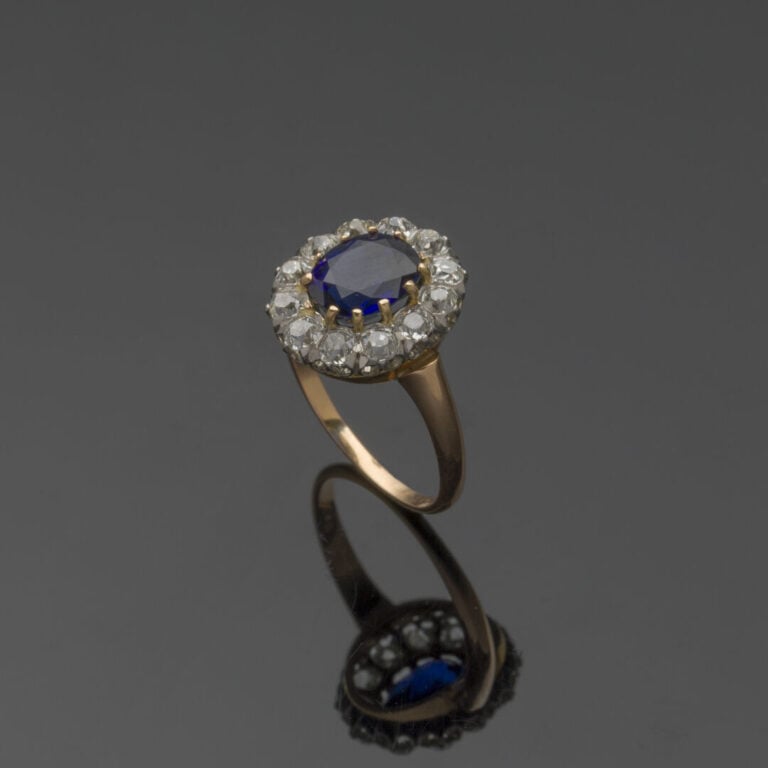BAGUE "marguerite" en platine (min. 800‰) et or jaune (750‰) serti d'un saphir…