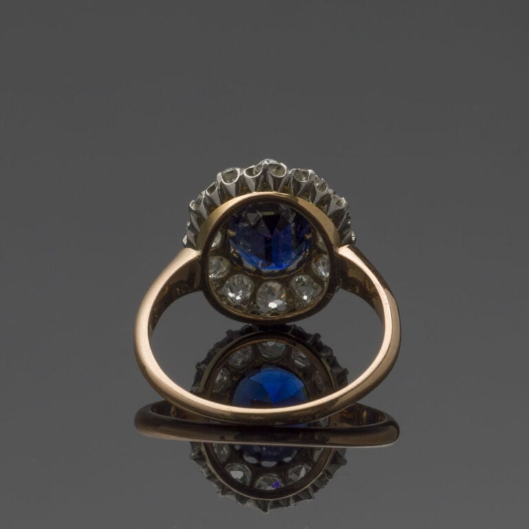BAGUE "marguerite" en platine (min. 800‰) et or jaune (750‰) serti d'un saphir…