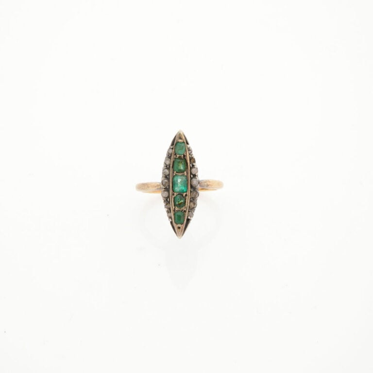 BAGUE « marquise » en or jaune (750‰) et argent (min. 800‰) serti d'une ligne d…