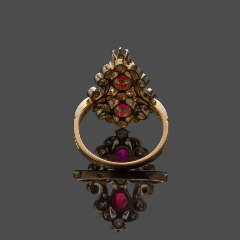 BAGUE "marquise" en or jaune et or gris (750‰) ajouré à motif de volutes, serti…