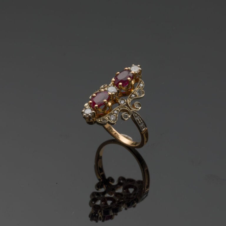 BAGUE "marquise" en or jaune et or gris (750‰) ajouré à motif de volutes, serti…