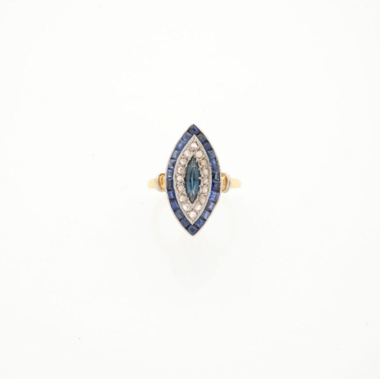 BAGUE « marquise » en platine (min. 800‰) et or jaune (750‰) serti de saphir na…