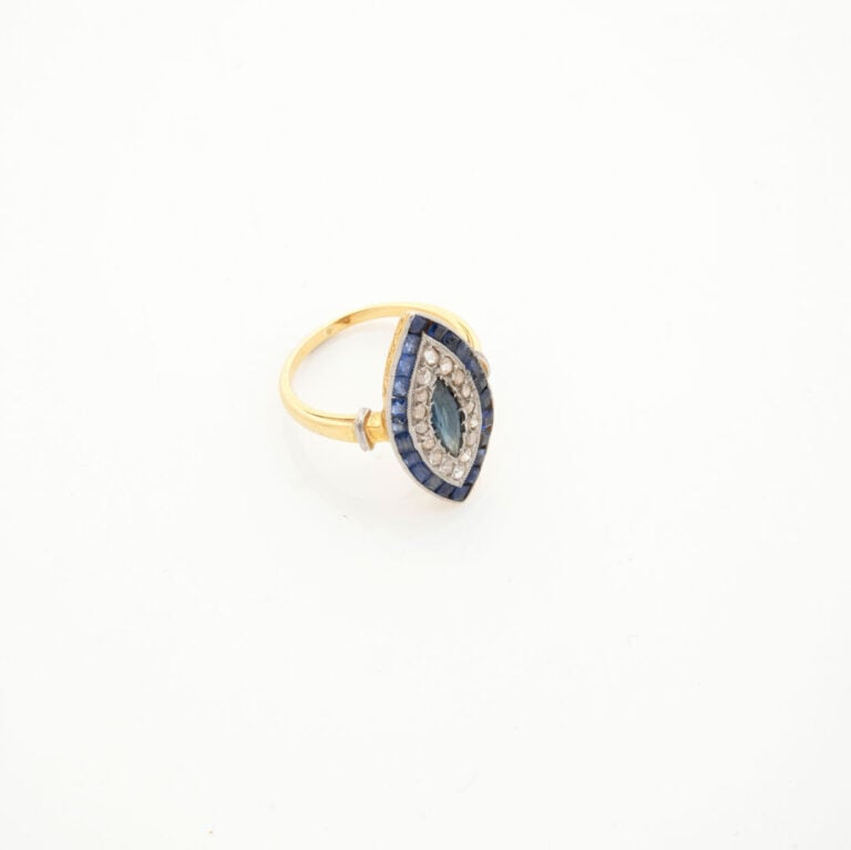 BAGUE « marquise » en platine (min. 800‰) et or jaune (750‰) serti de saphir na…