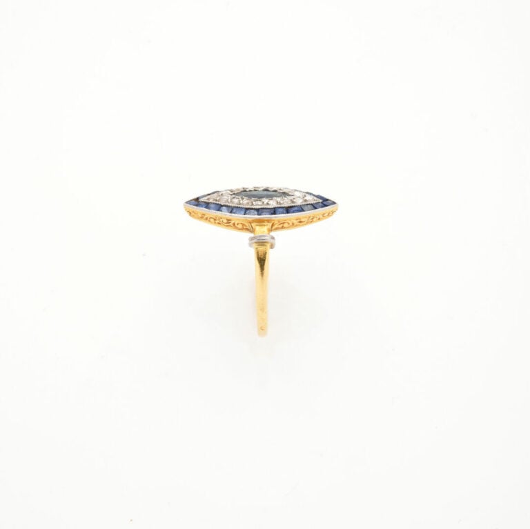 BAGUE « marquise » en platine (min. 800‰) et or jaune (750‰) serti de saphir na…