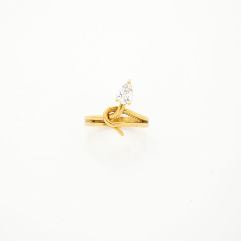 BAGUE « serpent » en or jaune (750‰) ajouré, serti d'un diamant taille poire. -…
