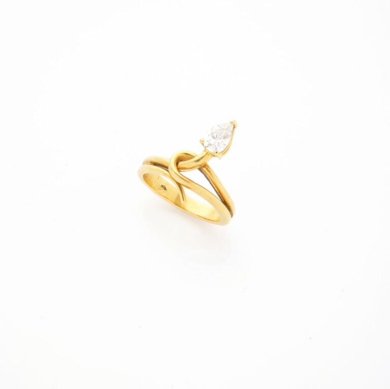 BAGUE « serpent » en or jaune (750‰) ajouré, serti d'un diamant taille poire. -…