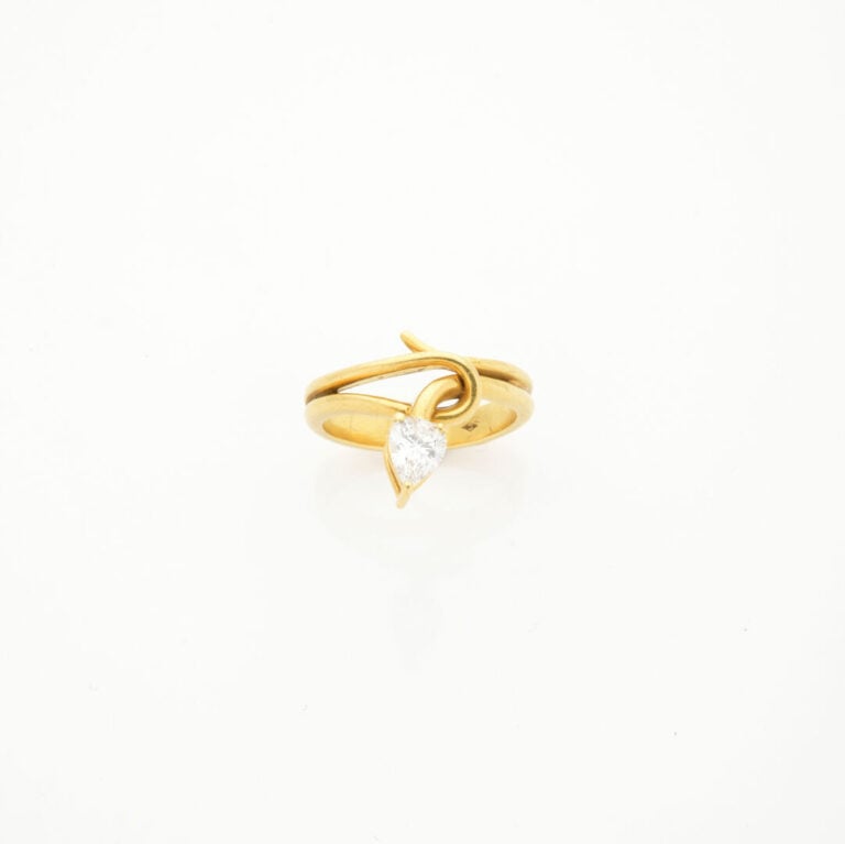 BAGUE « serpent » en or jaune (750‰) ajouré, serti d'un diamant taille poire. -…