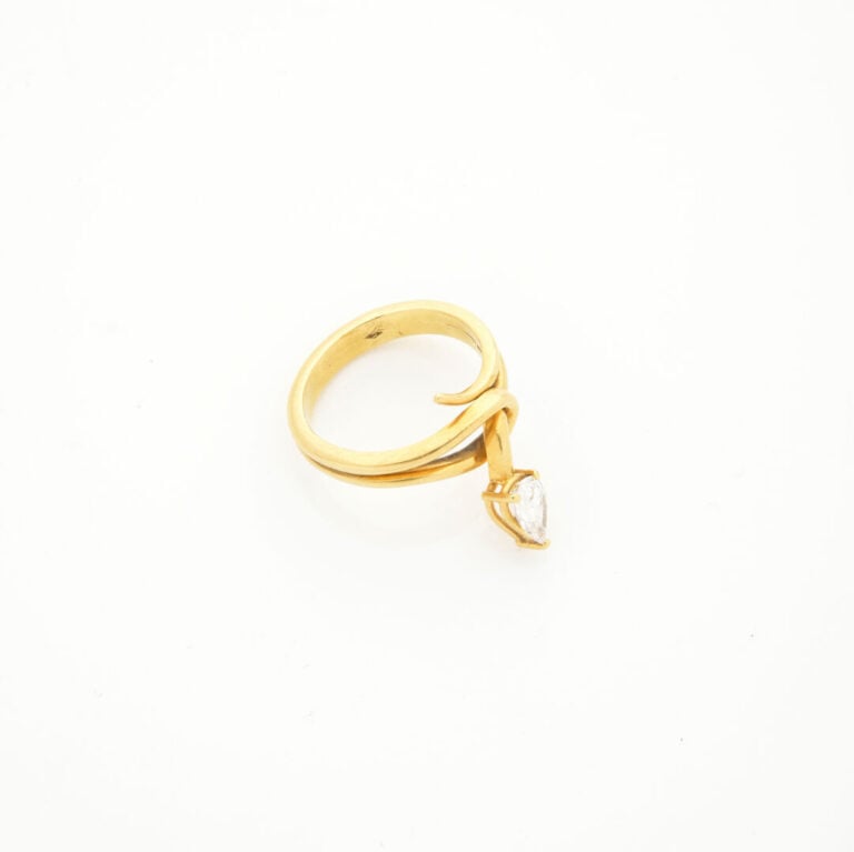 BAGUE « serpent » en or jaune (750‰) ajouré, serti d'un diamant taille poire. -…