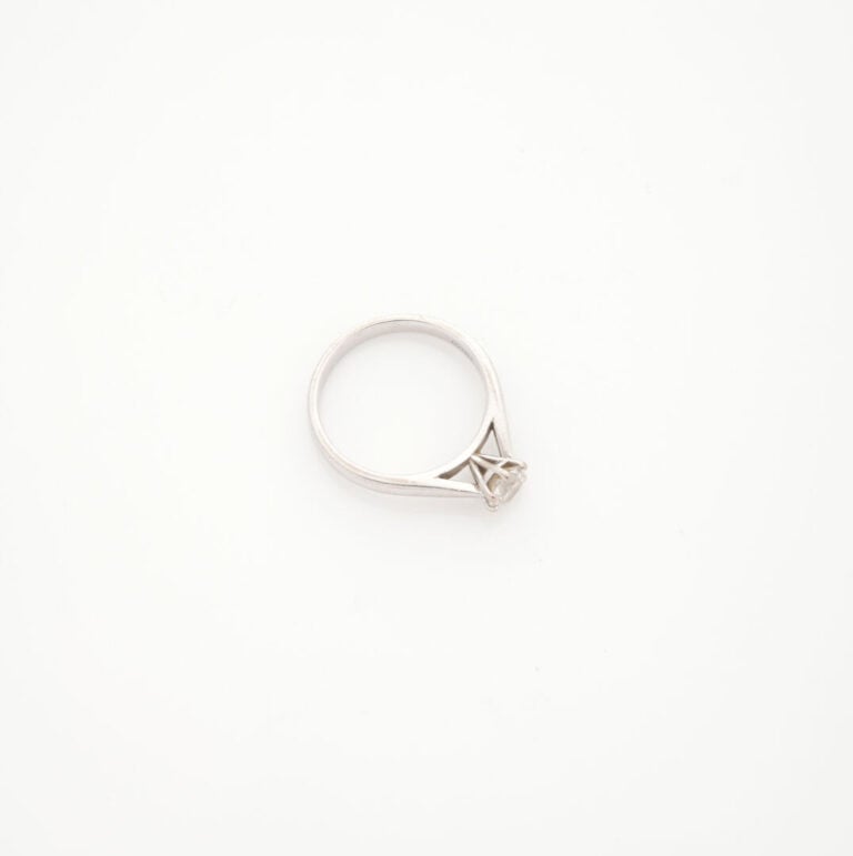 Bague solitaire en or gris (750) ornée d'un diamant taille brillant d'environ 0…