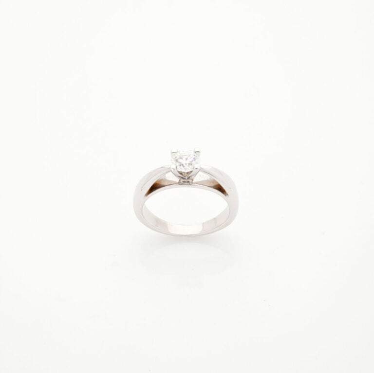 BAGUE solitaire en or gris (750‰) serti d'un diamant taille brillant. - Doigt :…