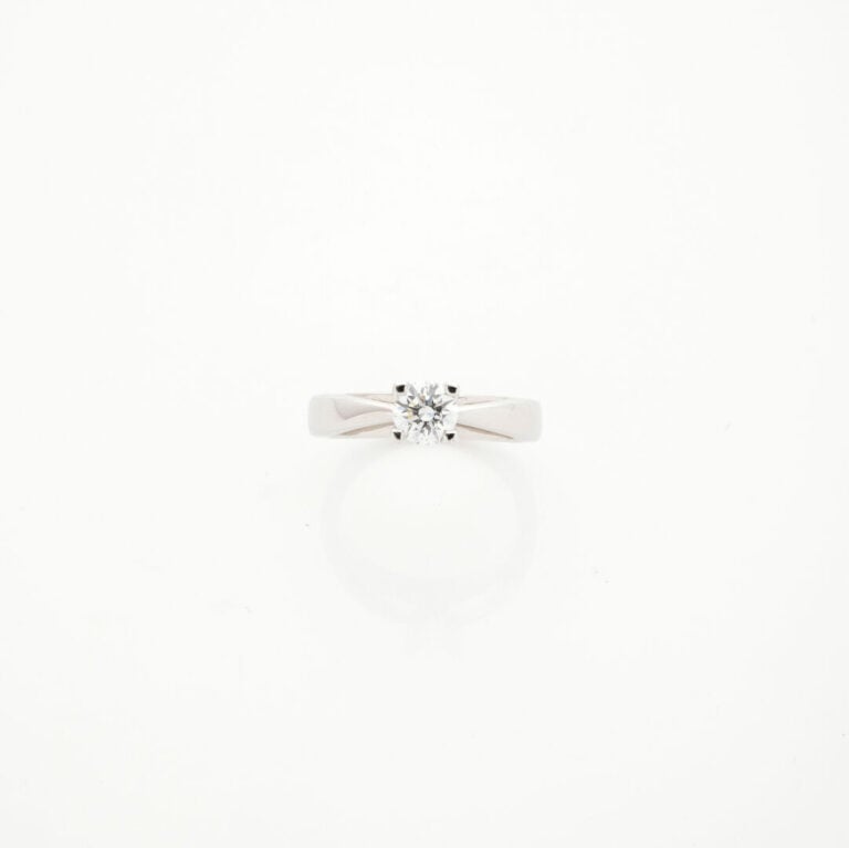 BAGUE solitaire en or gris (750‰) serti d'un diamant taille brillant. - Doigt :…