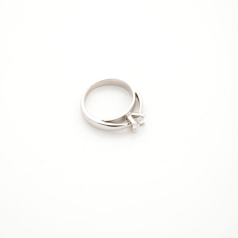 BAGUE solitaire en or gris (750‰) serti d'un diamant taille brillant. - Doigt :…