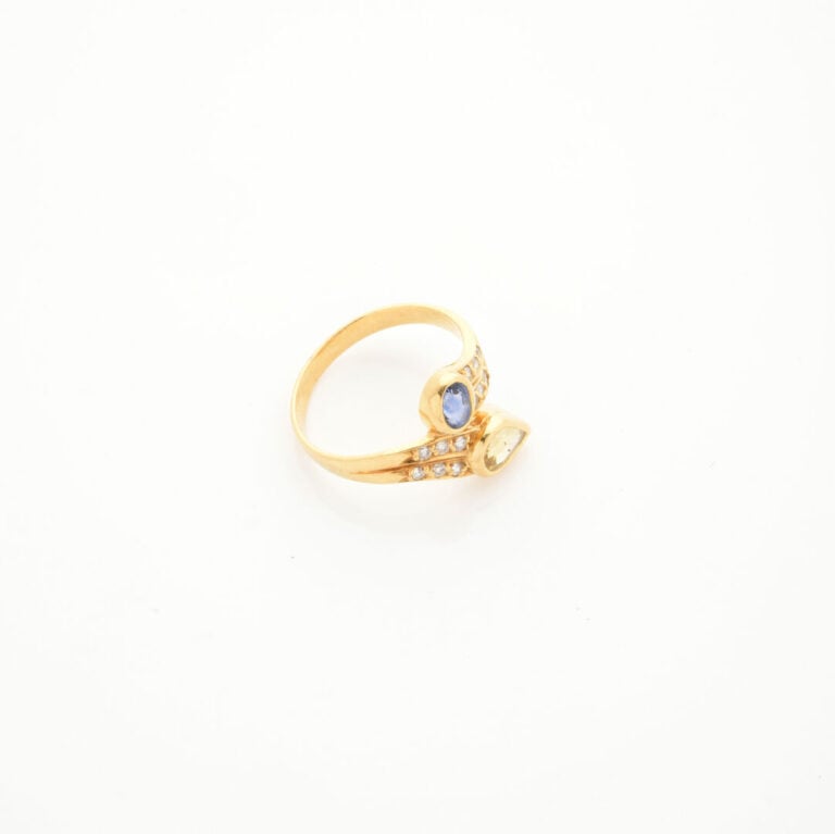 BAGUE "toi et moi" en or jaune (750‰) serti d'un saphir ovale et d'un saphir ja…