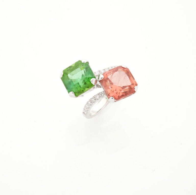 BAGUE « Toi & Moi » en or gris (750‰) serti de deux tourmalines, l'une verte, l…