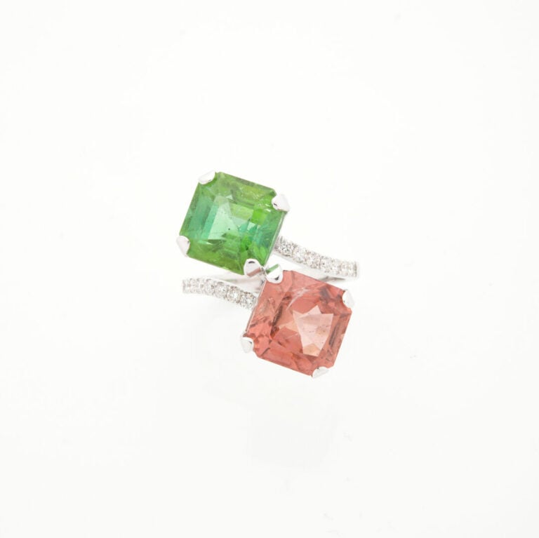 BAGUE « Toi & Moi » en or gris (750‰) serti de deux tourmalines, l'une verte, l…