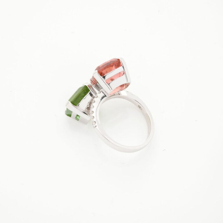BAGUE « Toi & Moi » en or gris (750‰) serti de deux tourmalines, l'une verte, l…