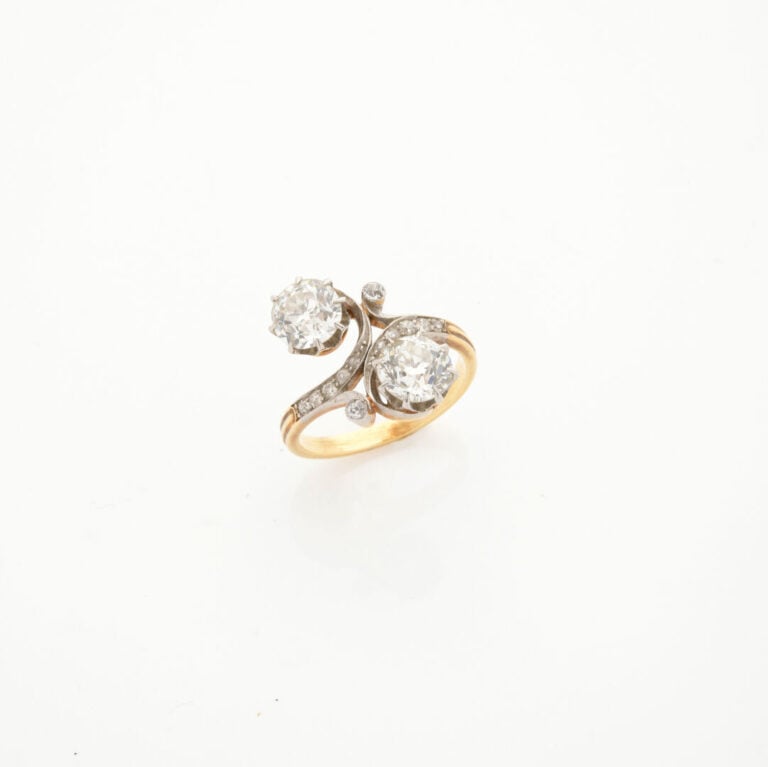BAGUE « Toi & Moi » en or jaune et or gris (750‰) serti de deux diamants taille…