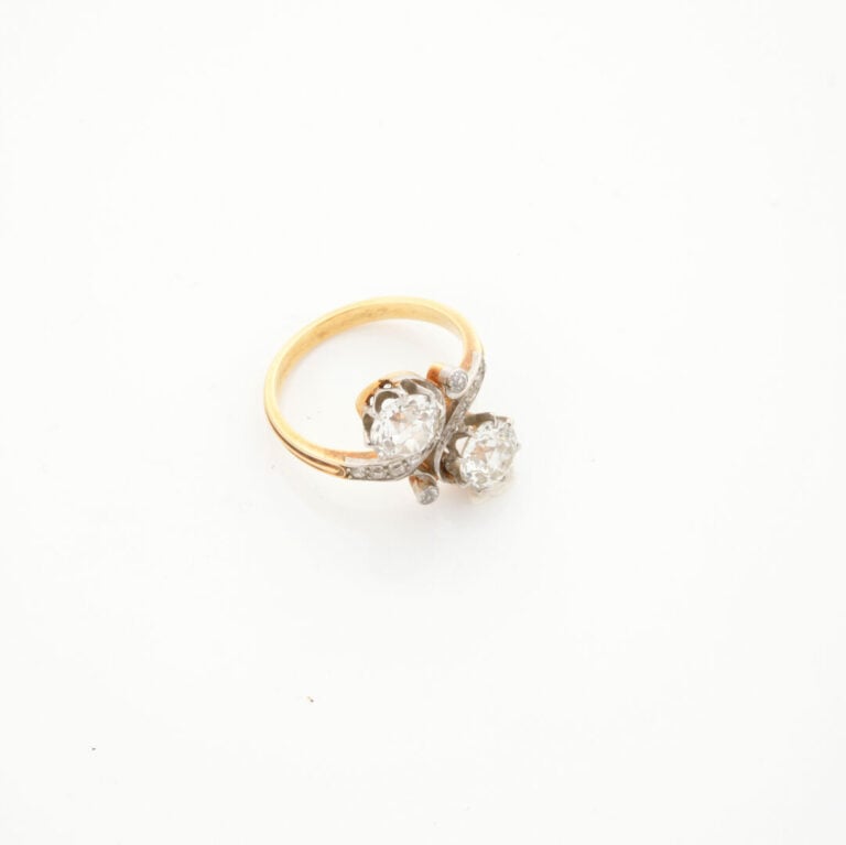 BAGUE « Toi & Moi » en or jaune et or gris (750‰) serti de deux diamants taille…