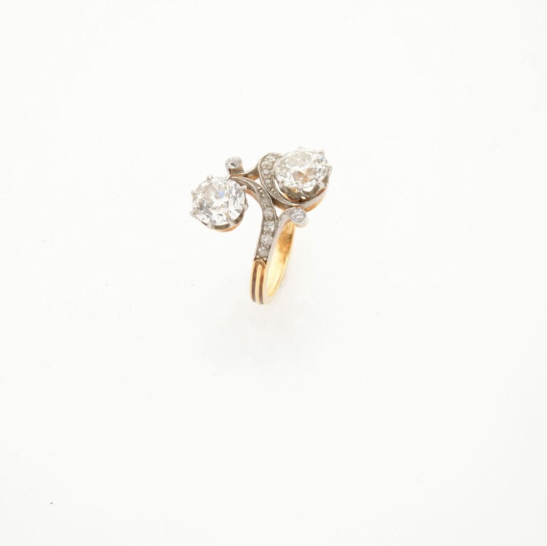 BAGUE « Toi & Moi » en or jaune et or gris (750‰) serti de deux diamants taille…