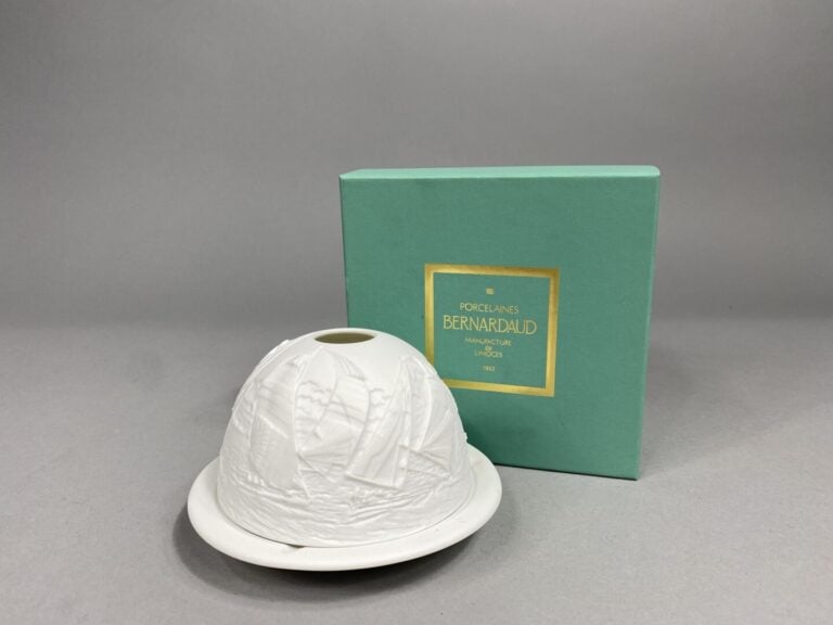 BERNARDAUD - LIMOGES - Bougeoir photophore en biscuit de porcelaine à décor en…