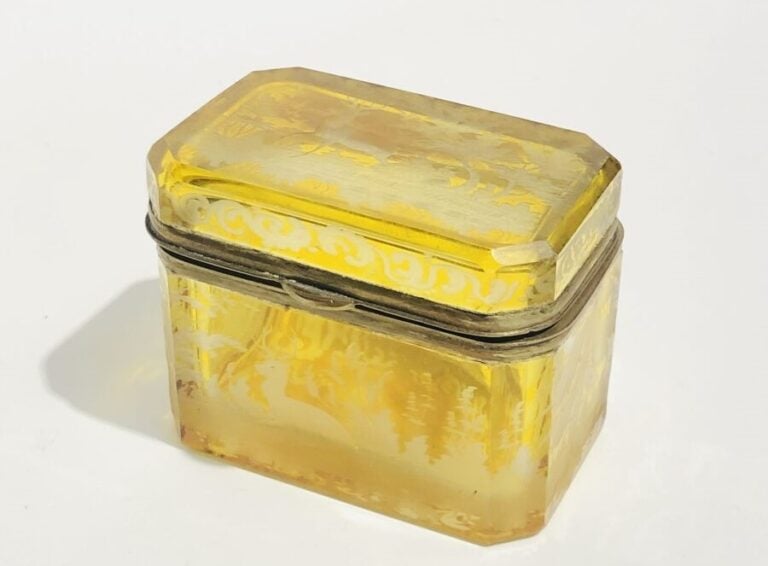 Bohême. Coffret rectangulaire à coins coupés en verre cémenté jaune à décor gra…