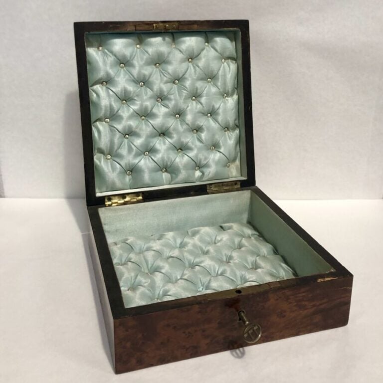 Boîte à bijoux en bois de loupe à décor d'un médaillon en bois noirci et laiton…
