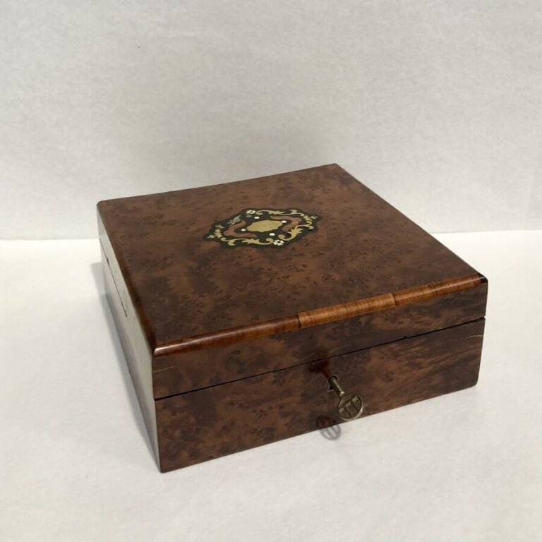 Boîte à bijoux en bois de loupe à décor d'un médaillon en bois noirci et laiton…