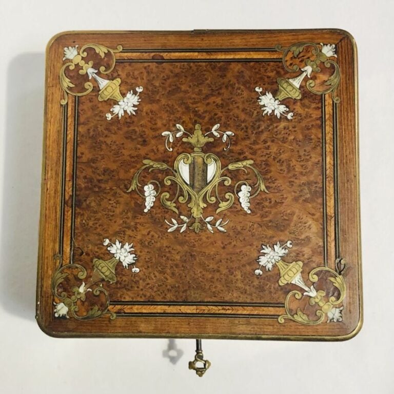 Boîte à bijoux en marqueterie de bois de loupe et laiton, à décor central d'un…