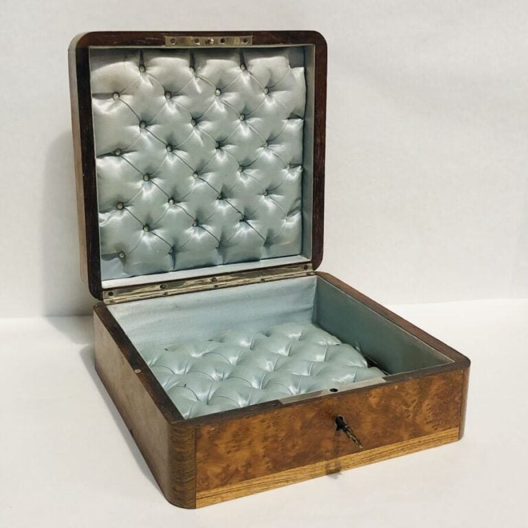 Boîte à bijoux en marqueterie de bois de loupe et laiton, à décor central d'un…