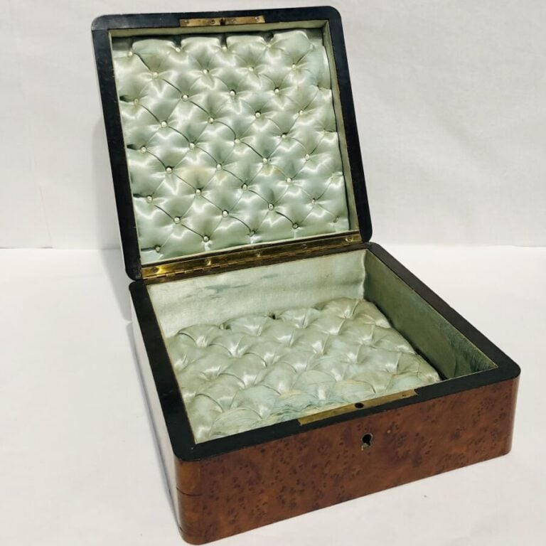 Boîte à bijoux en marqueterie de bois de loupe, laiton et nacre à décor d'un mé…
