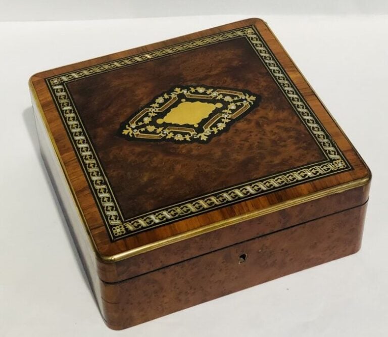 Boîte à bijoux en marqueterie de bois de loupe, laiton et nacre à décor d'un mé…