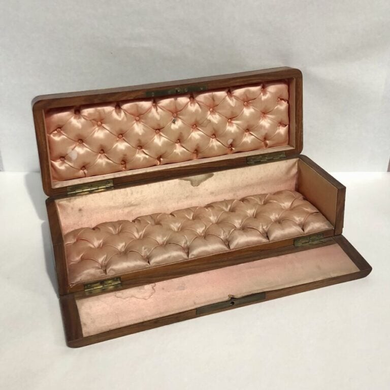 Boîte à gants en bois de loupe et laiton à décor incrusté d'un médaillon centra…