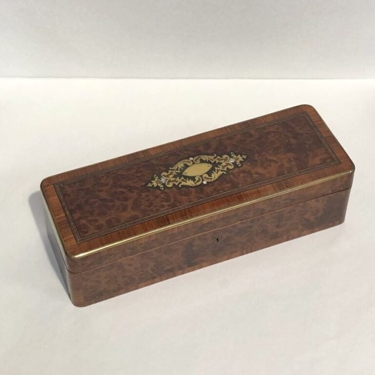 Boîte à gants en bois de loupe et laiton à décor incrusté d'un médaillon centra…