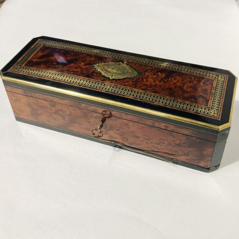 Boîte à gants en marqueterie de bois de loupe à décor incrusté d' entrelacs et…