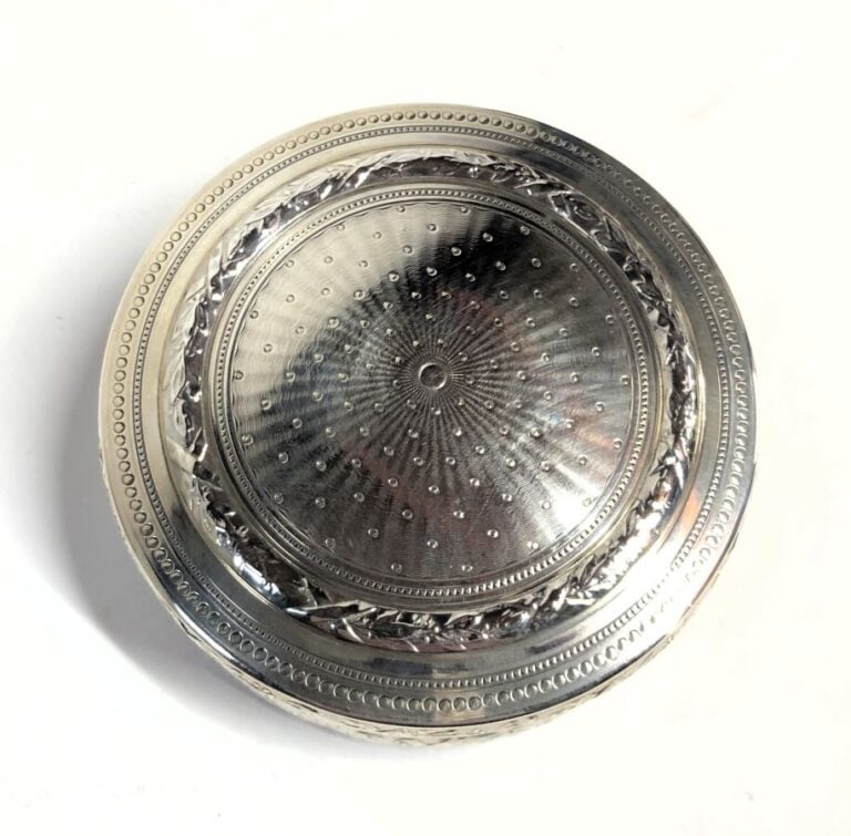 Boîte circulaire en argent à décor guilloché et repoussé, de jonc, de rang de p…