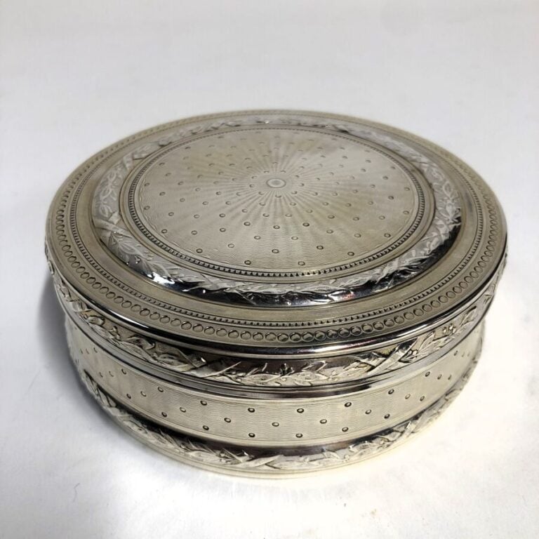 Boîte circulaire en argent à décor guilloché et repoussé, de jonc, de rang de p…