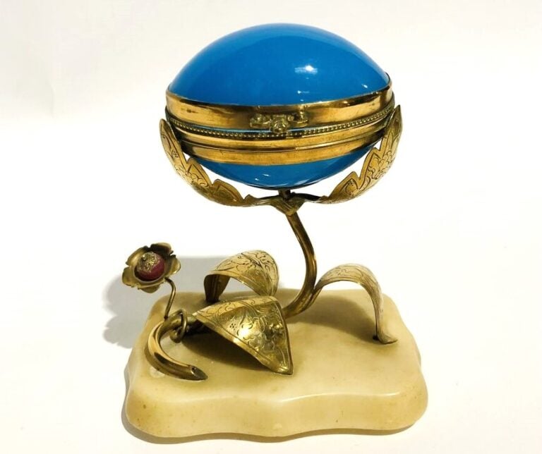 Boite en forme d'oeuf en opaline bleue ; monture en forme de tige vegetale en p…