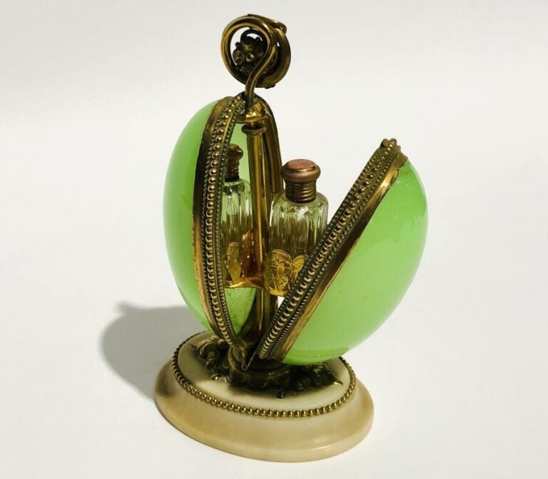 Boite en forme d'oeuf en opaline verte ouvrant sur deux flacons a parfum en cri…