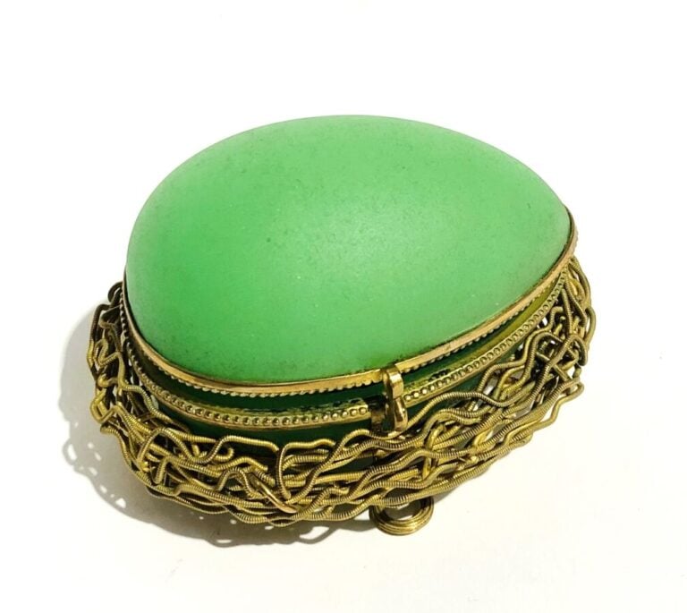 Boite en forme d'oeuf en opaline verte satinee ouvrant sur un necessaire a cout…