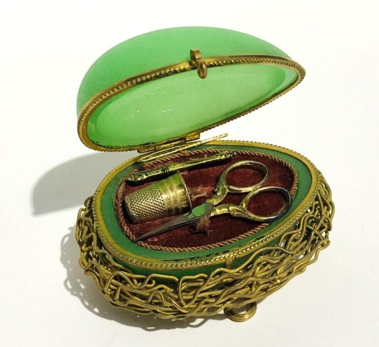 Boite en forme d'oeuf en opaline verte satinee ouvrant sur un necessaire a cout…