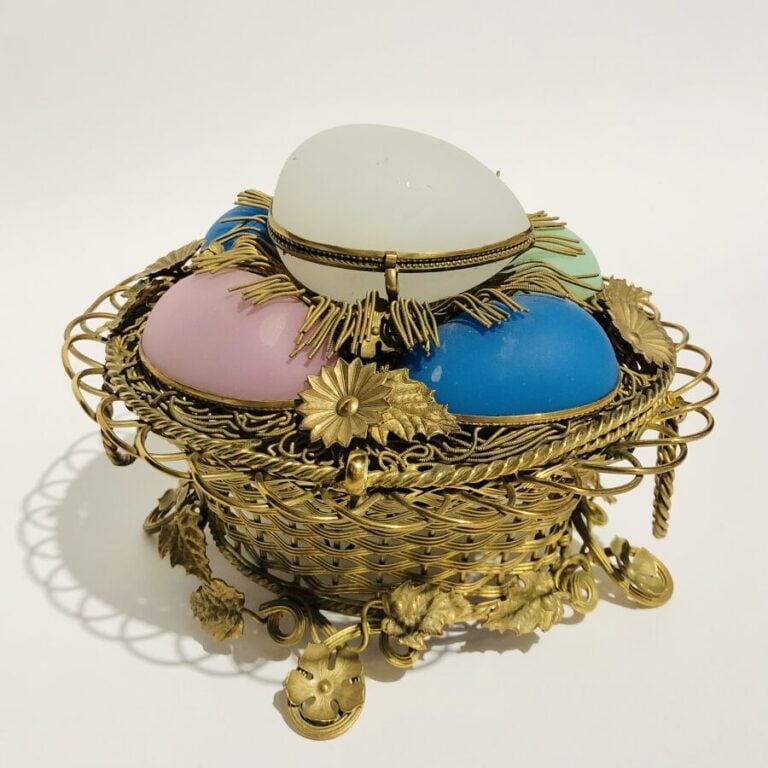 Boite en forme de corbeille en pomponne dore, le couvercle orne de cinq oeufs e…