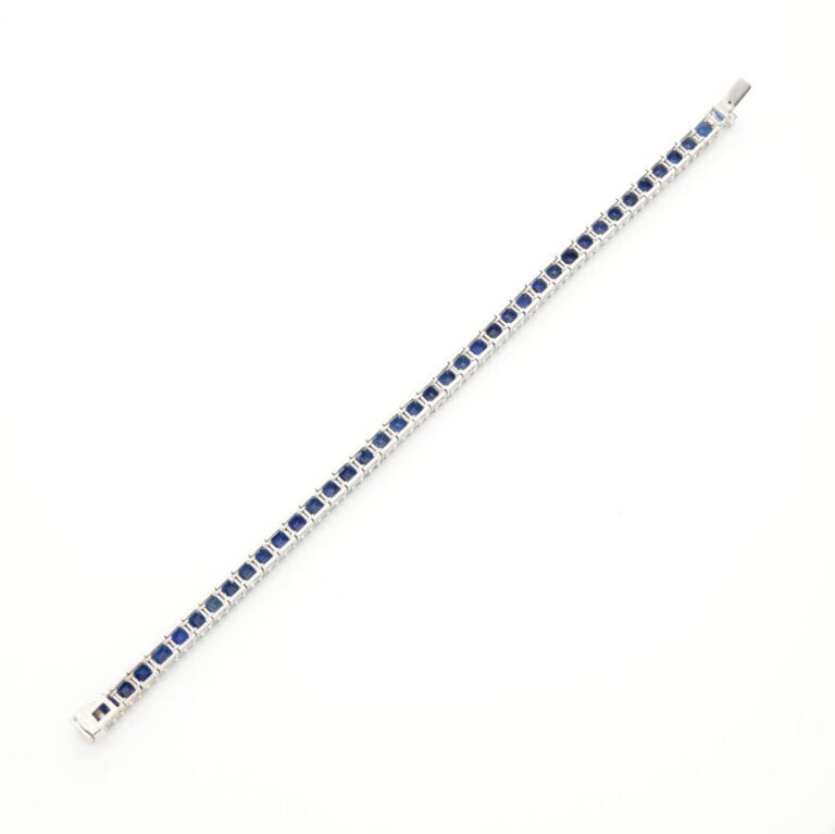 BOUCHERON - BRACELET en or gris (750‰) serti d'un alignement de 40 saphirs cali…