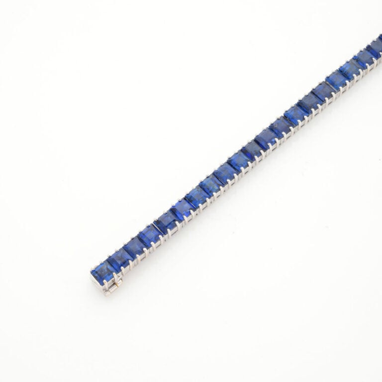 BOUCHERON - BRACELET en or gris (750‰) serti d'un alignement de 40 saphirs cali…