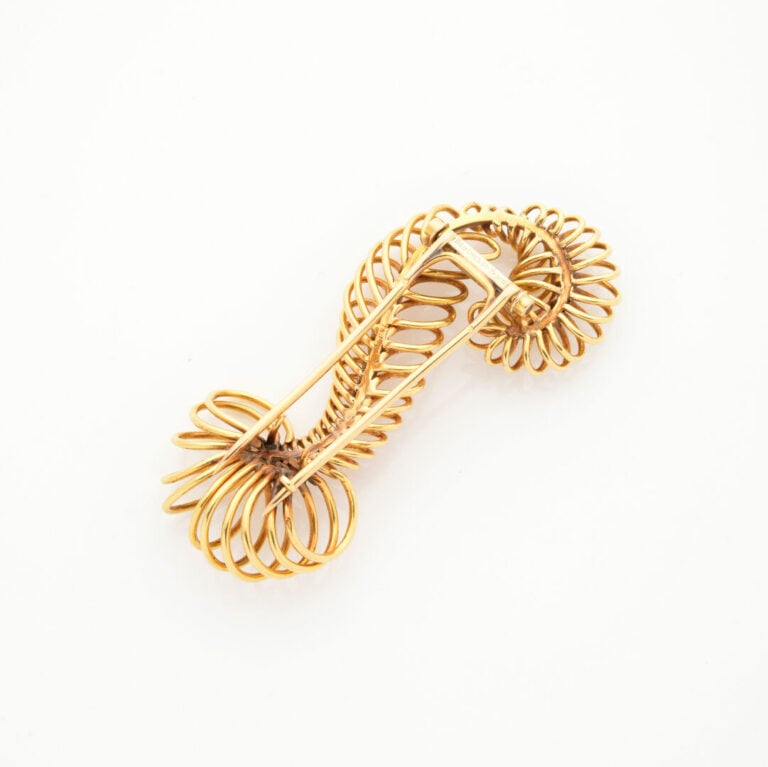 BOUCHERON - BROCHE "feuille stylisée" en fil d'or jaune (750‰). - Travail franç…